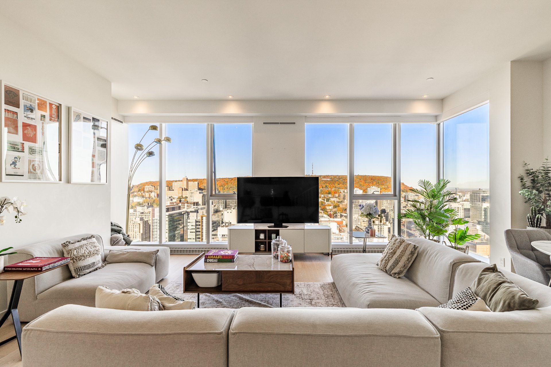 Salon du penthouse ouvert sur la ville par une fenestration panoramique