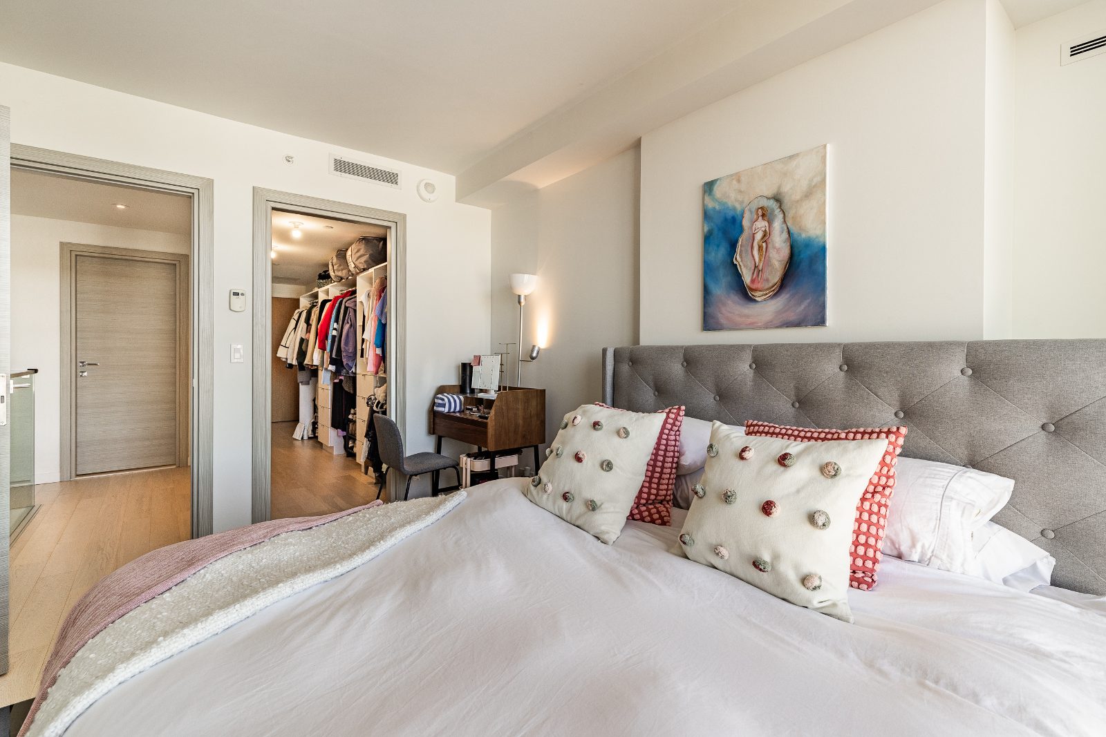 Chambre principale et accès à la penderie