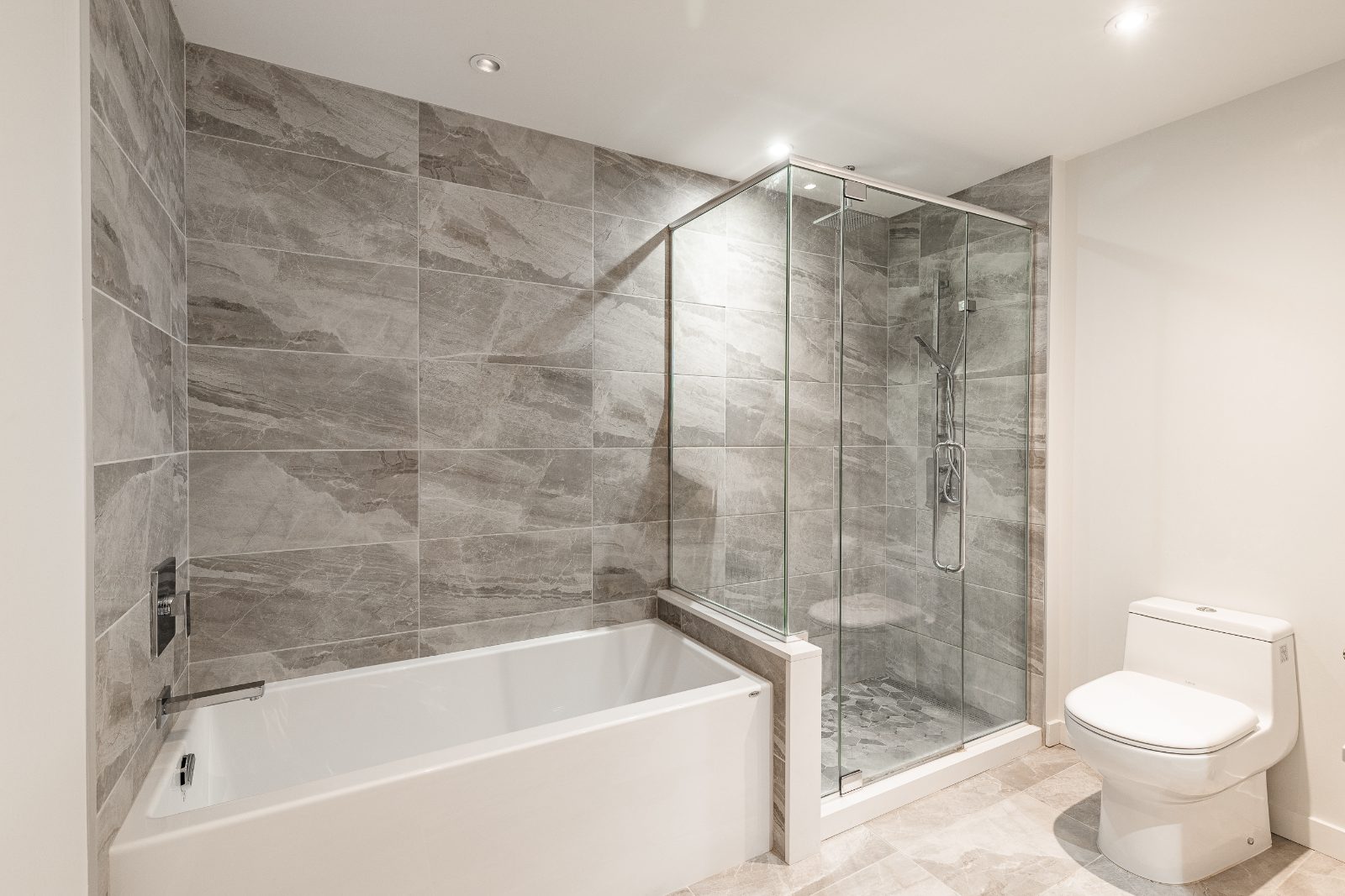 Salle de bains, douche vitrée et baignoire