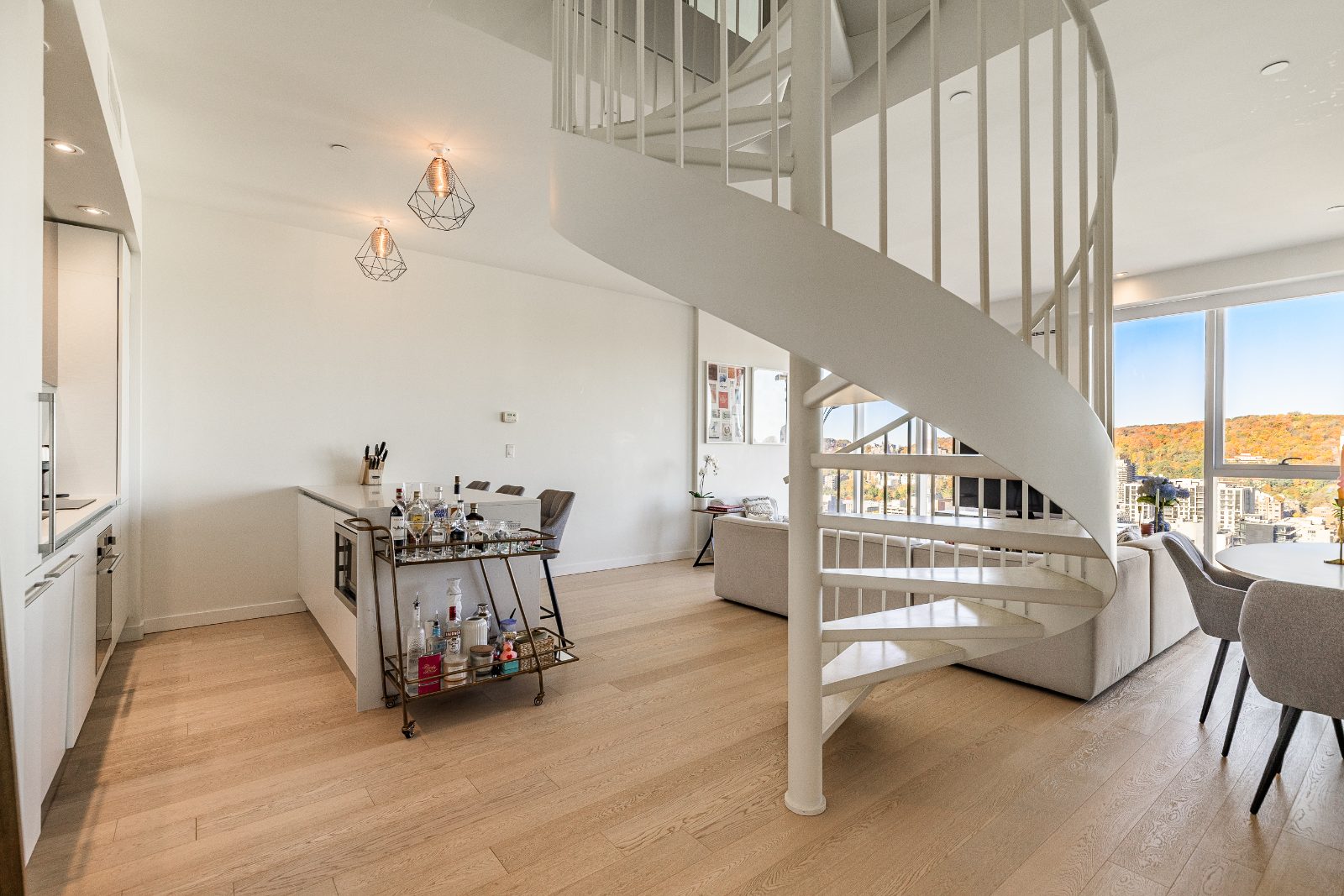 Escalier et coin bar